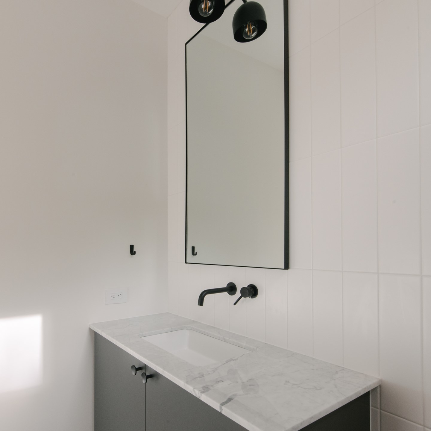 This chic minimalist bathroom is the perfect place to start and end the day.⁠
⁠
@caseychap
